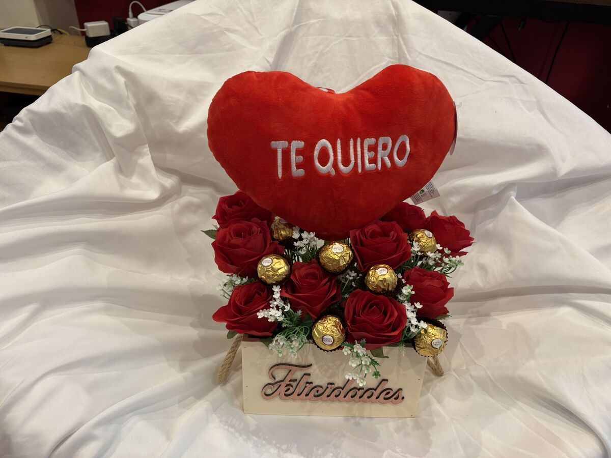 Caixa regal amb cor «Te quiero», roses vermelles i bombons, sobre fons blanc