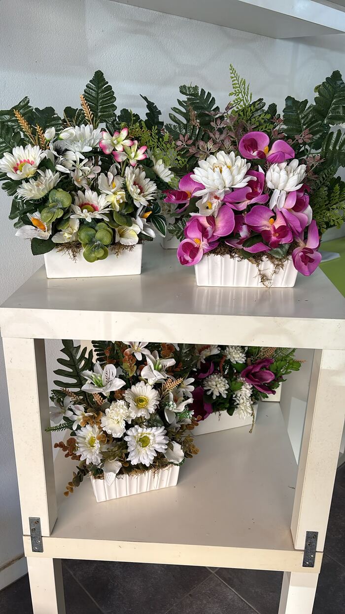 Jardineres de flors blanques i liles
