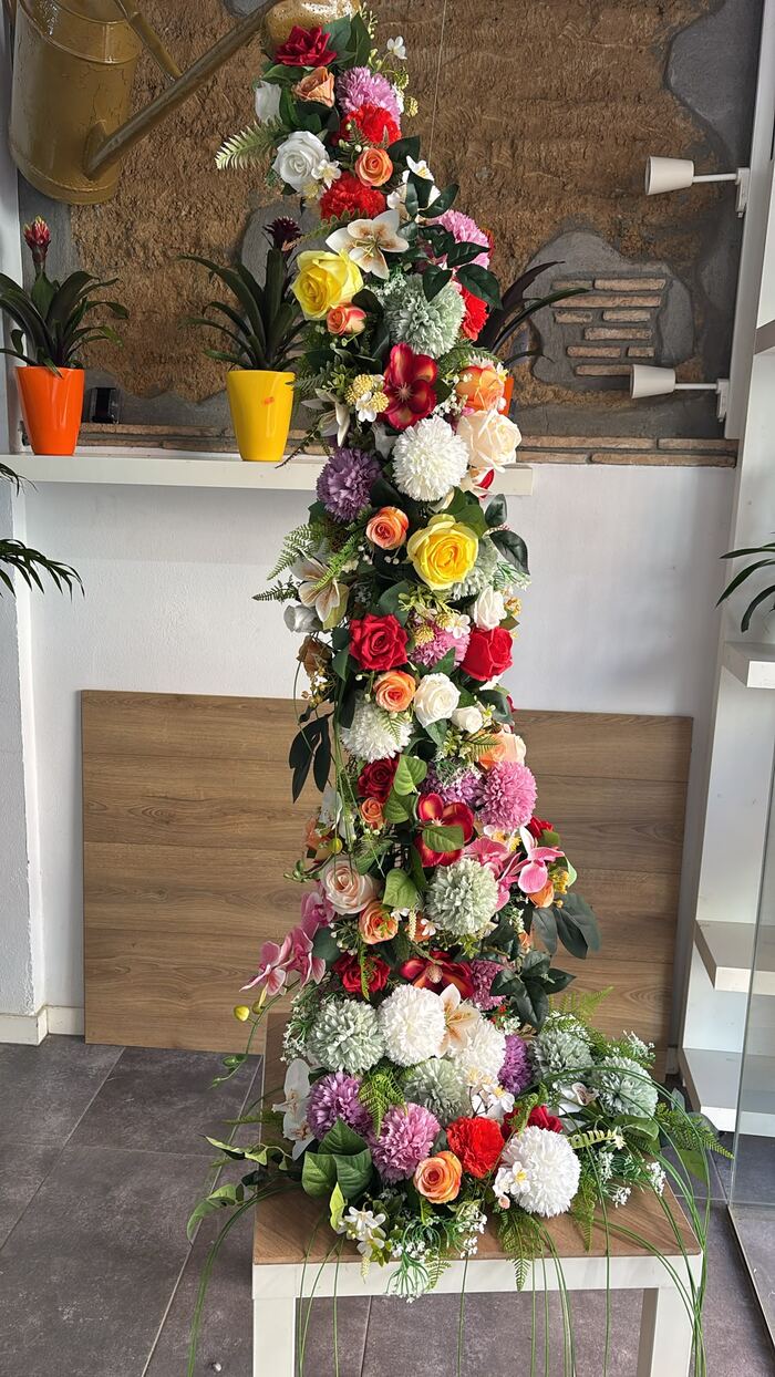 Creu de flors de colors