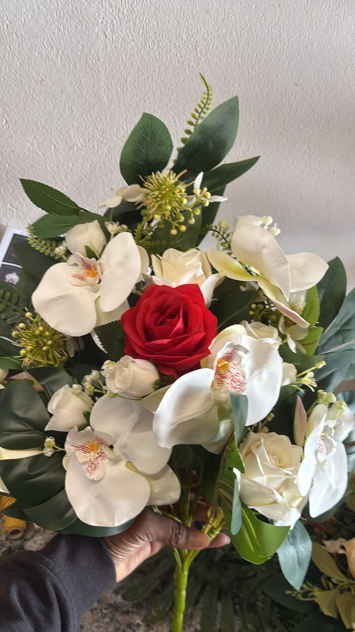 Ram amb una rosa vermella i orquídies blanques