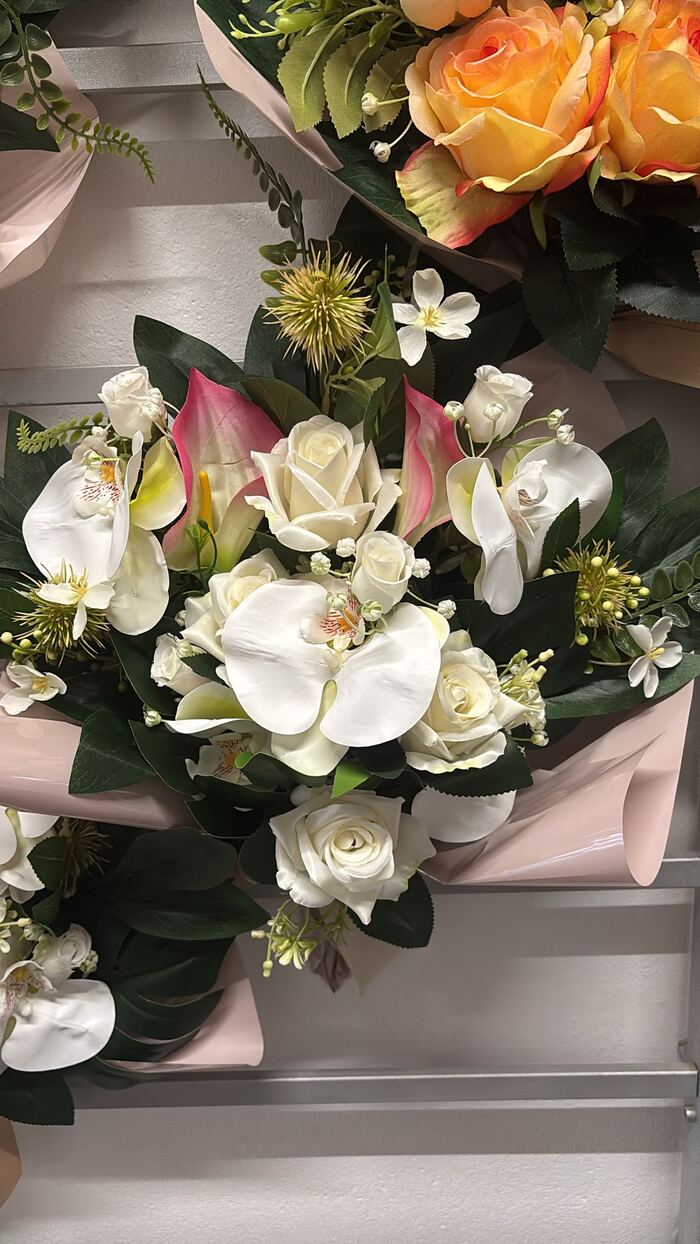 Ram d'orquídies i roses blanques