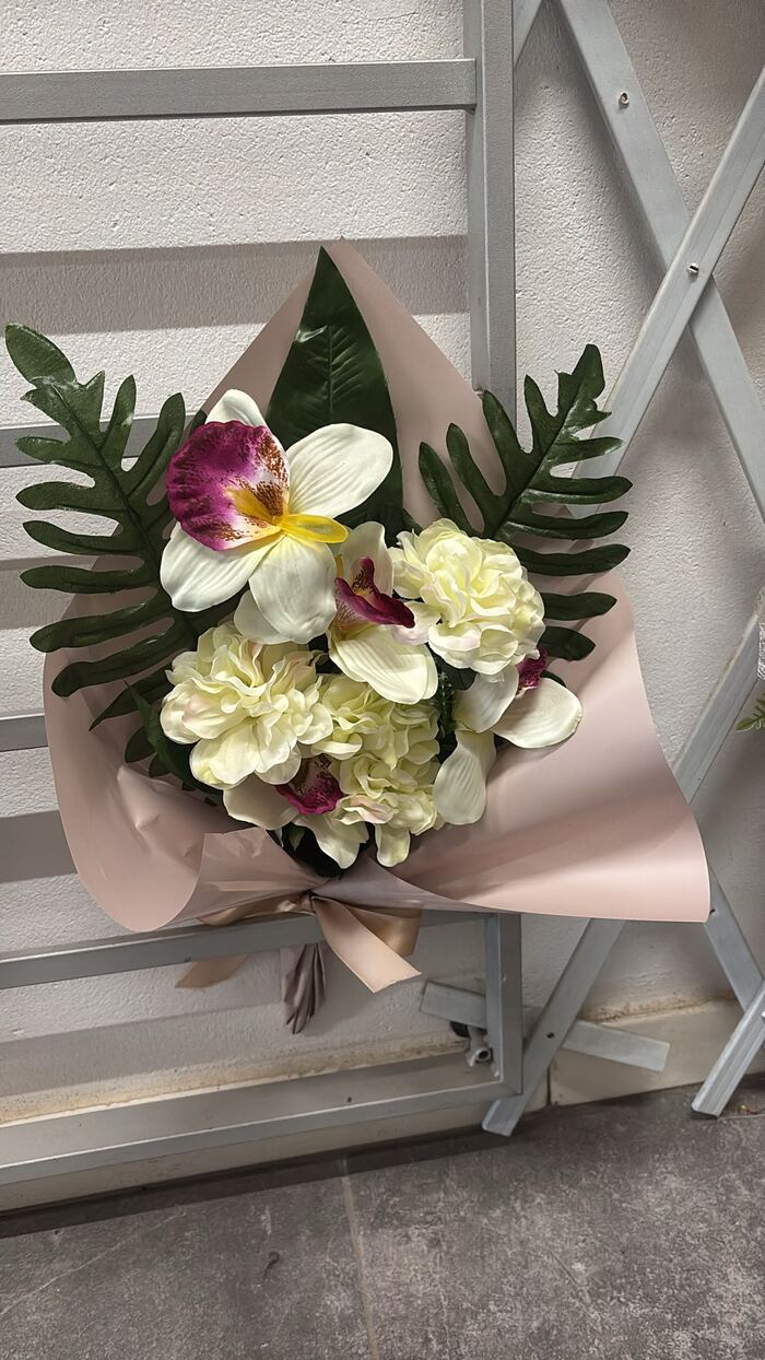 Ram d'orquídia i flors blanques amb paper rosa